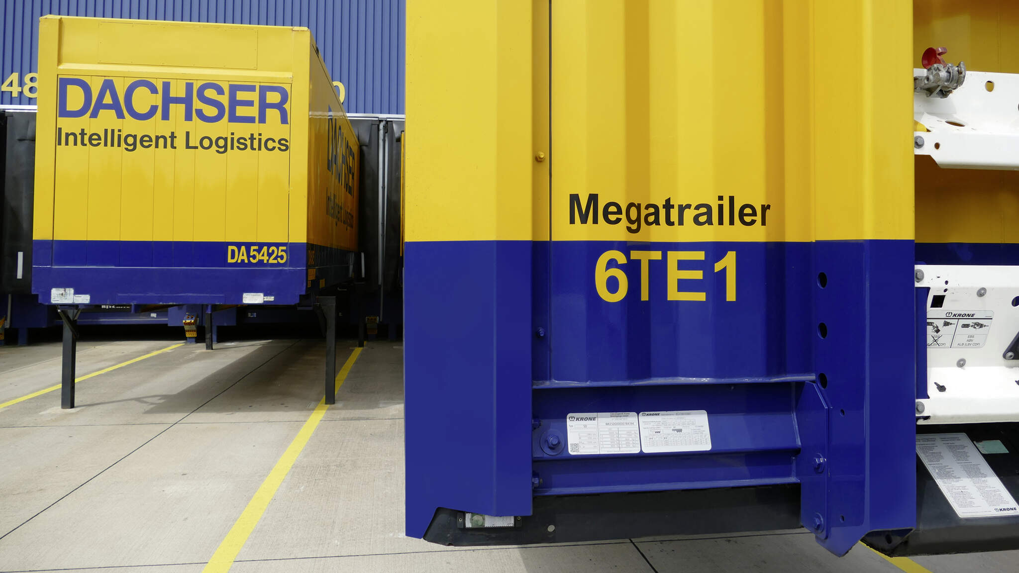 Successive conversion of semitrailers in the European Logistics business line optimizes capacity utilisation and at the same time improves the climate footprint of transports.