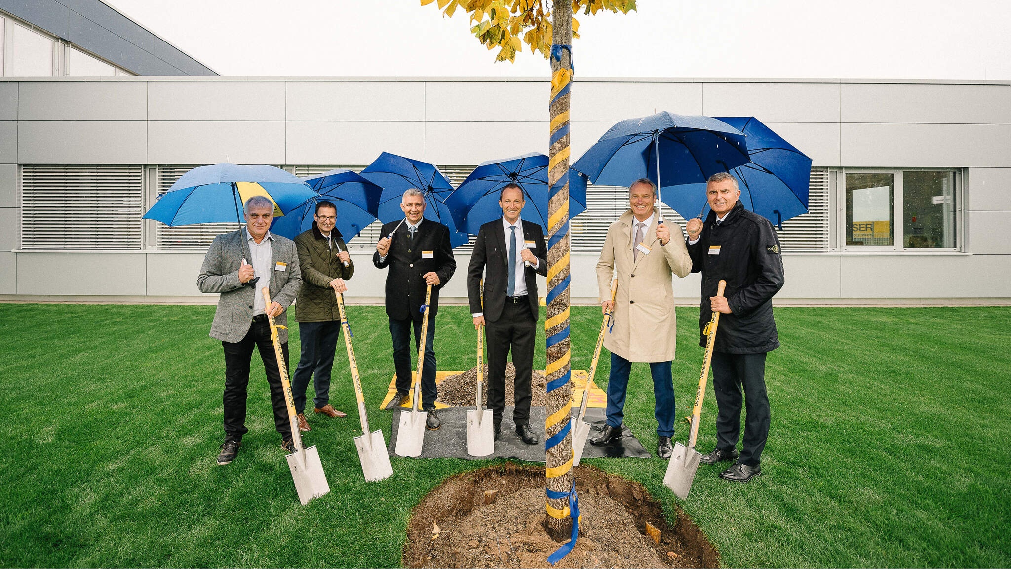 From left to right: Peter Kraus, Logistics Manager, Ecomal Europe GmbH, Markus Riesterer, Director Gewerbepark Breisgau, Ralph Bartsch, General Contractor Unglehrt, Michael Gaudlitz General Manager Dachser Logistics Centre Freiburg, Michael Schilling, COO Road Logistics Dachser and Thomas Hörmann, Head of Construction & Real Estate Dachser.